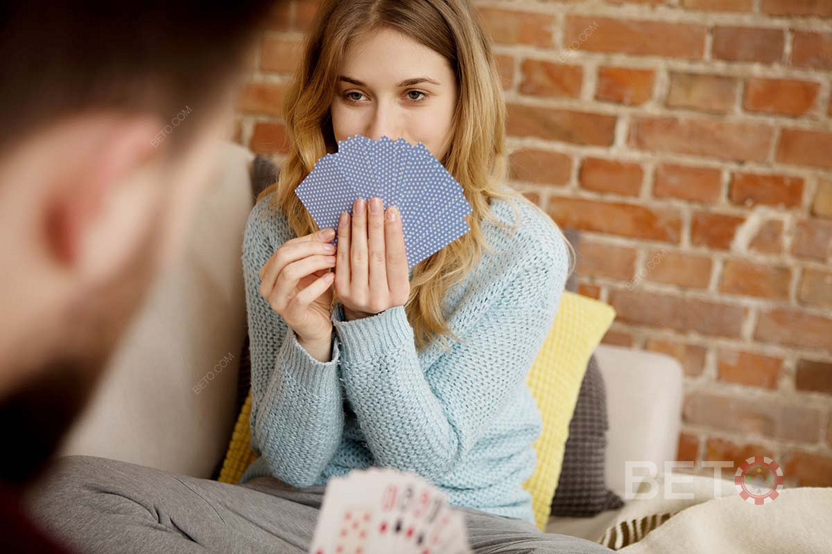 Desfrute de jogos de cartas simples e fáceis de jogar com a família e amigos